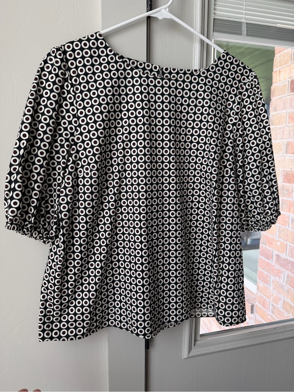 Black & White Circle-Print Puff Sleeve Top